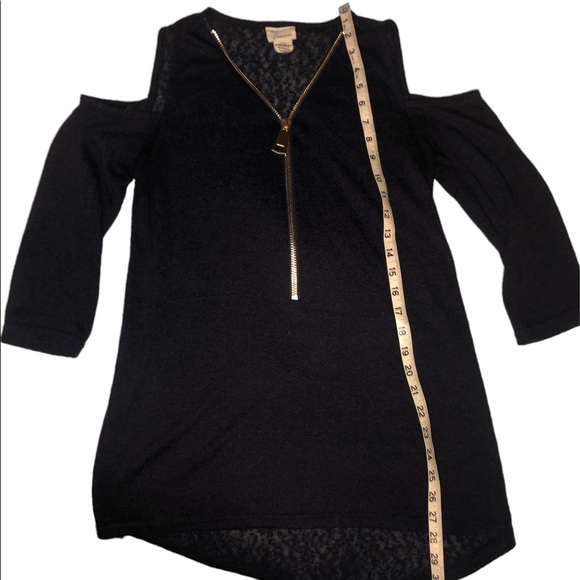 Cold shoulder zip front 3/4 sleeve sweater - Picture 3 of 7